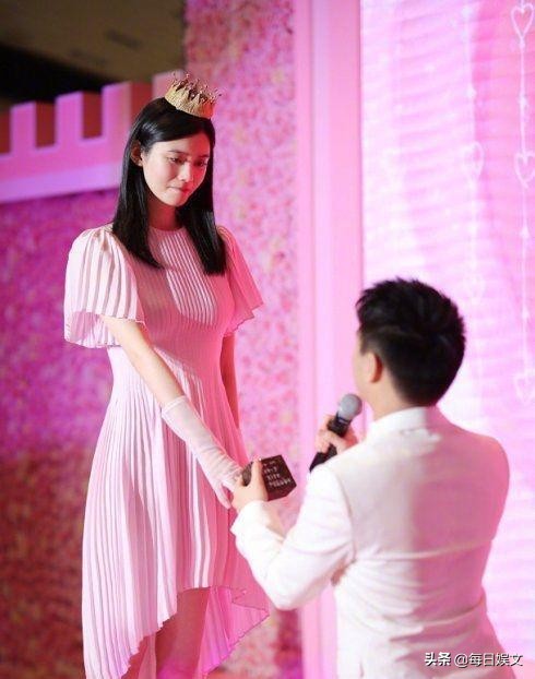 “赌王儿媳妇”奚梦瑶，深夜“晒”和老公聊天记录婚后称呼都改了