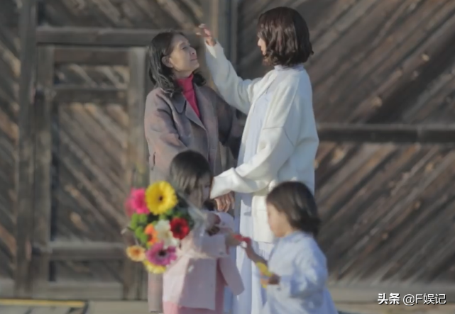 鍾嘉欣帶子女和媽媽同框出鏡賀母親節一家人牽手的背影合照很溫馨