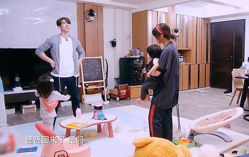 賈靜雯的家，設計時尚又實用，客廳簡直是孩子的天堂