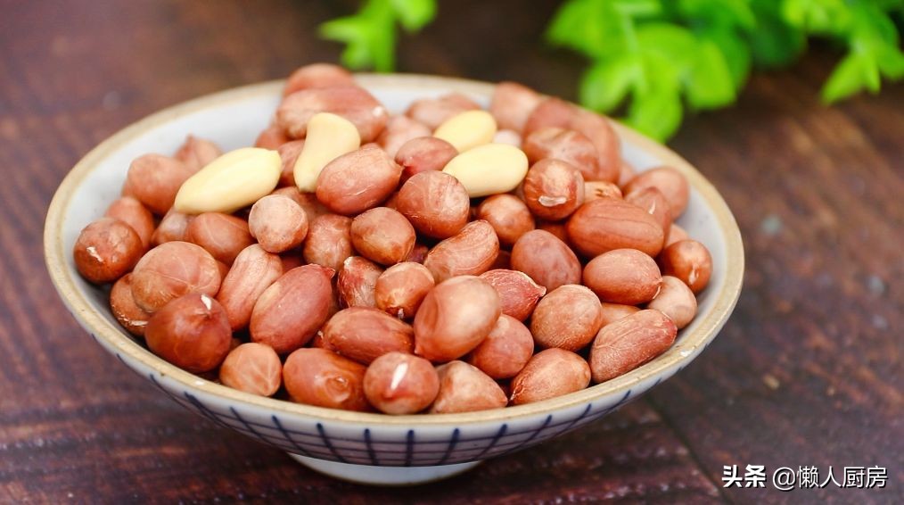 花生米不用水煮，撒點鹽泡一下，比油炸得更好吃，鹹香酥脆