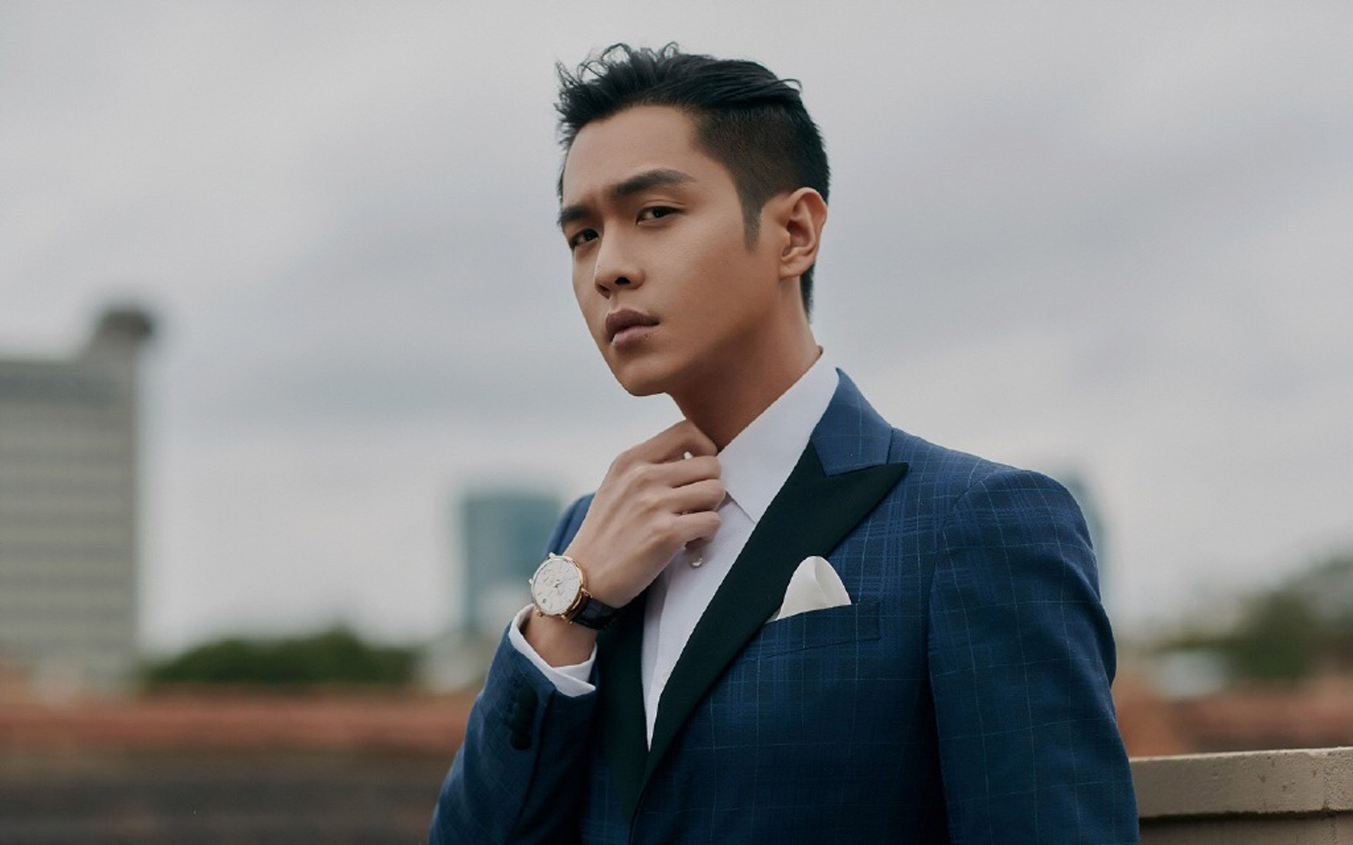 张若昀的跌宕人生，跟着爷爷奶奶长大，连结婚父亲都没有出席