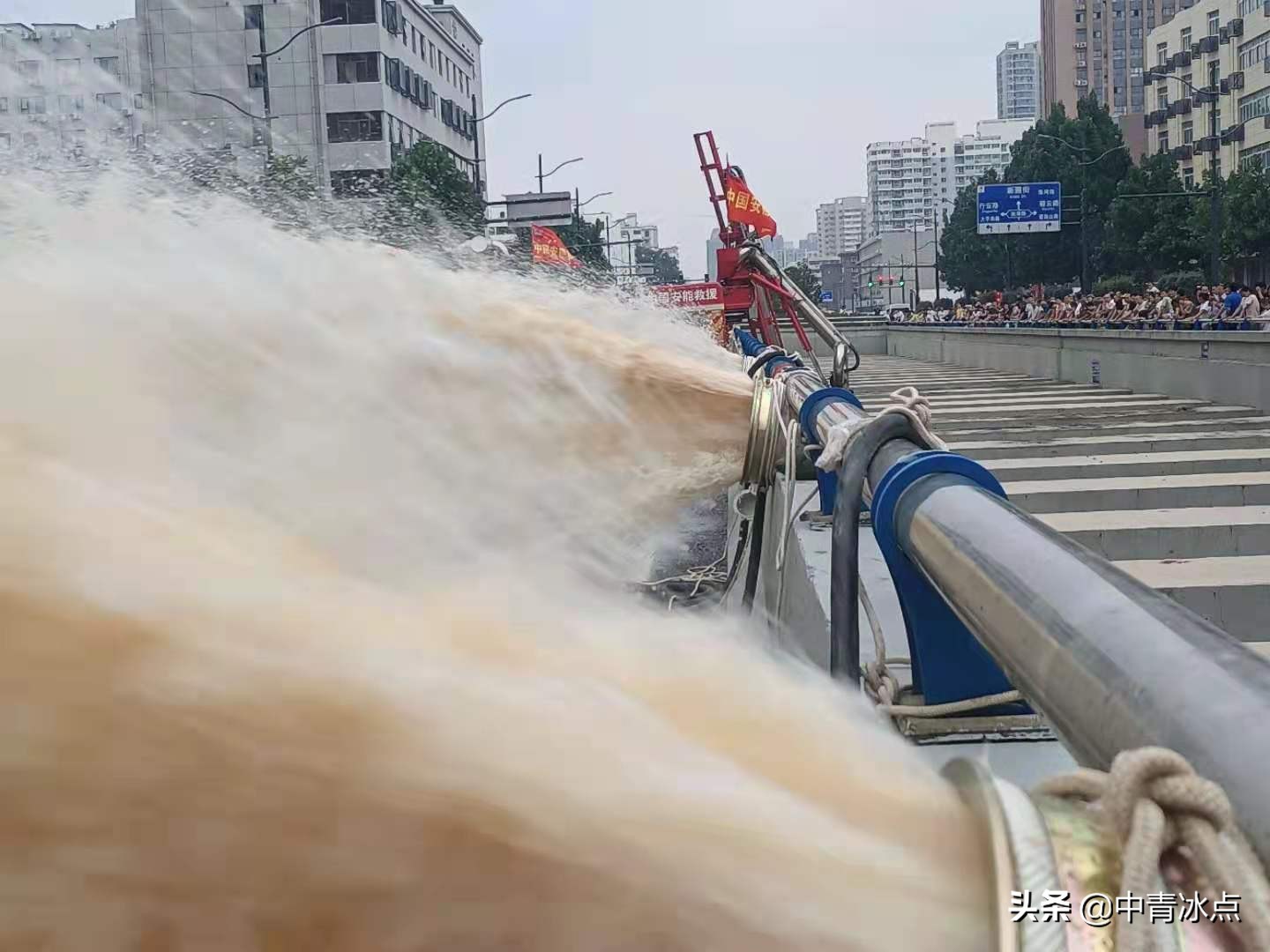 暴雨下的郑州京广北路隧道：大水几分钟淹没车子，隧道内发现遇难者-第2张图片-大千世界