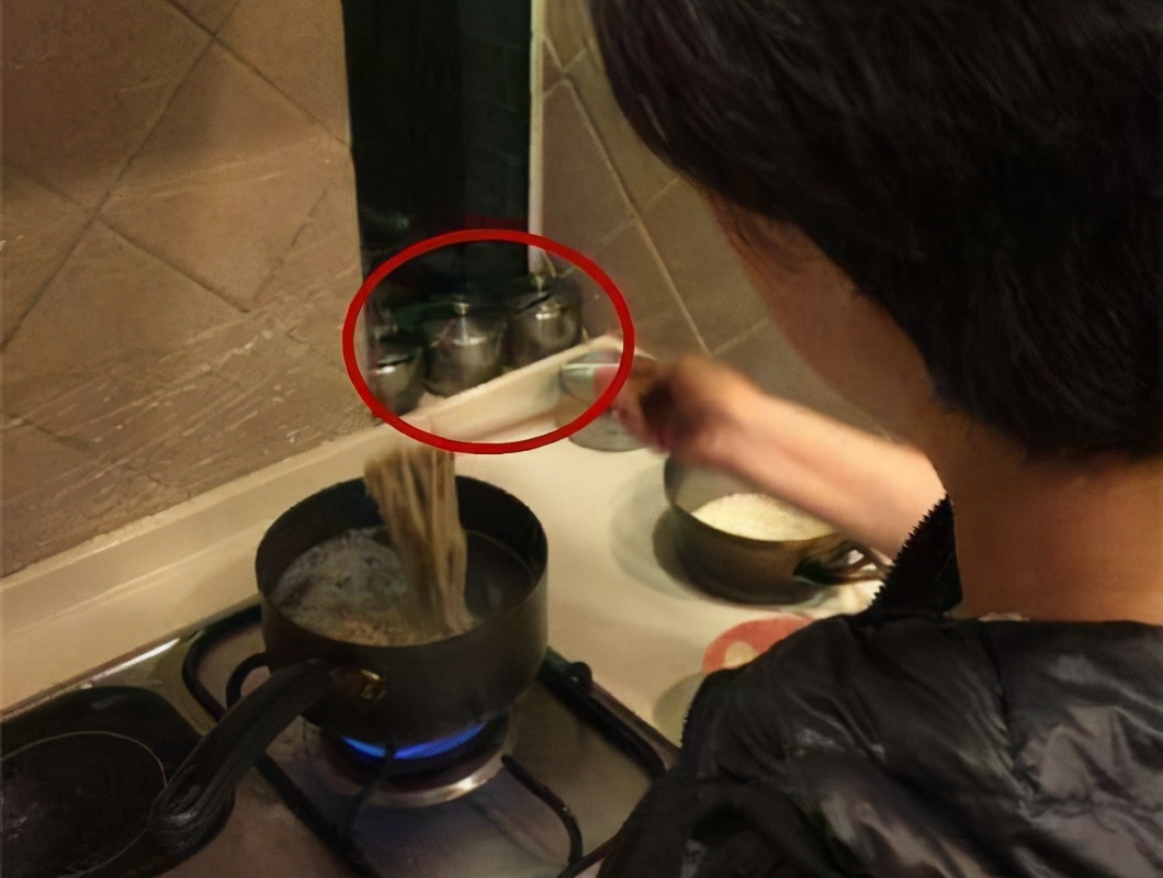 邓超发微博炫耀孙俪为他做饭，却意外爆出家中