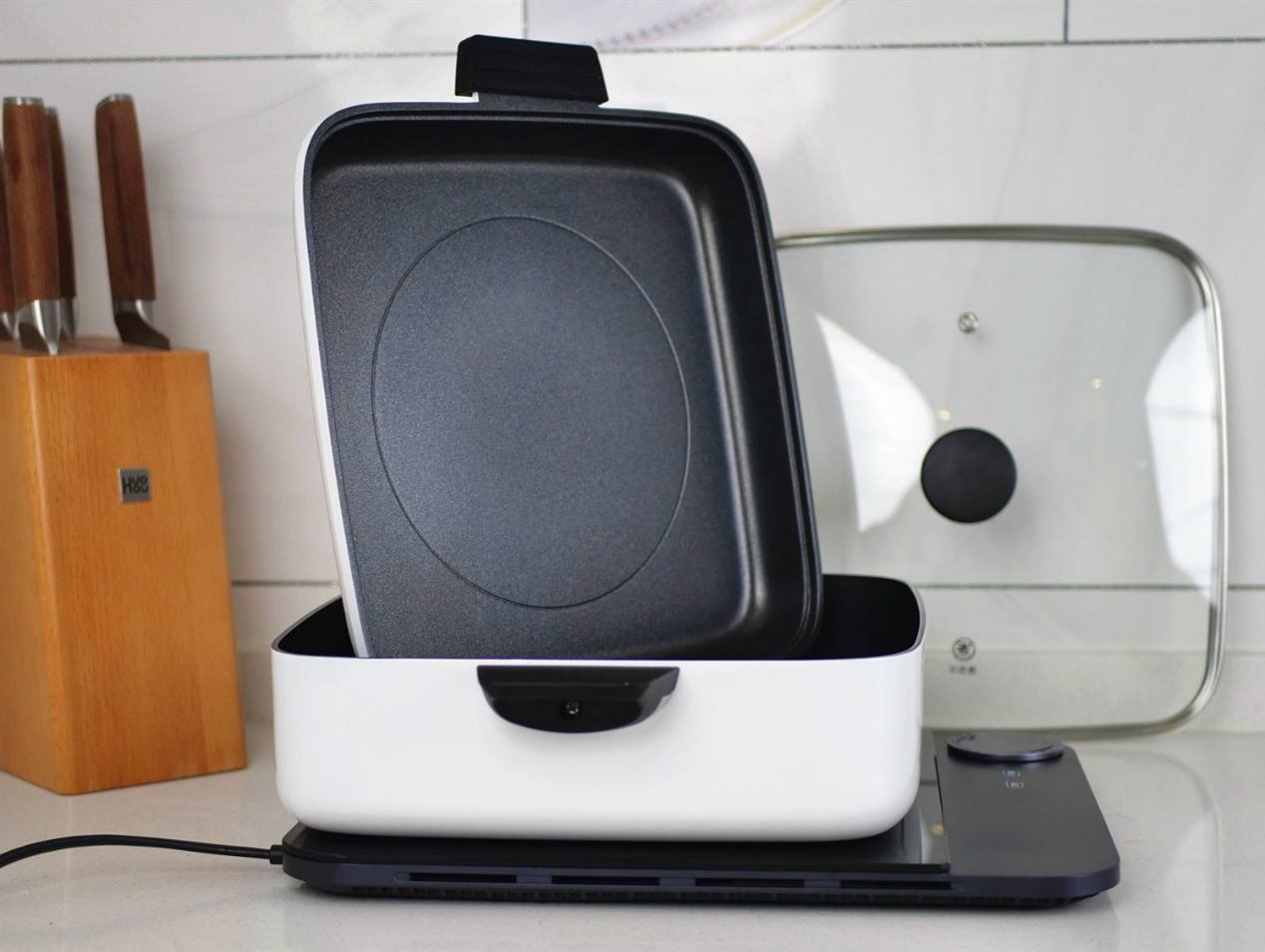 小米做出市面上最薄的電磁爐？厚度只有 2 厘米，還可以教人做菜