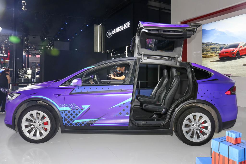 百万级纯电动SUV长什么样？奇幻紫Model X可能是最像的