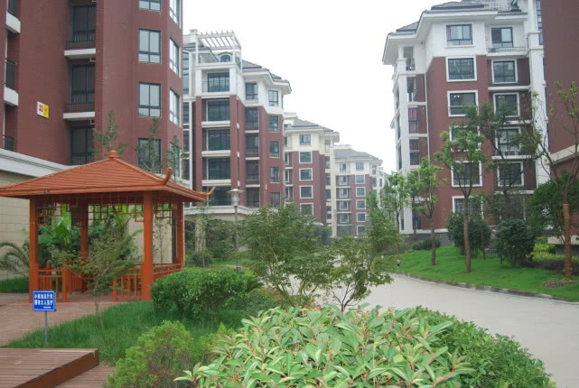 房价从3万多下跌到1.7万，购房者首付亏没，但也