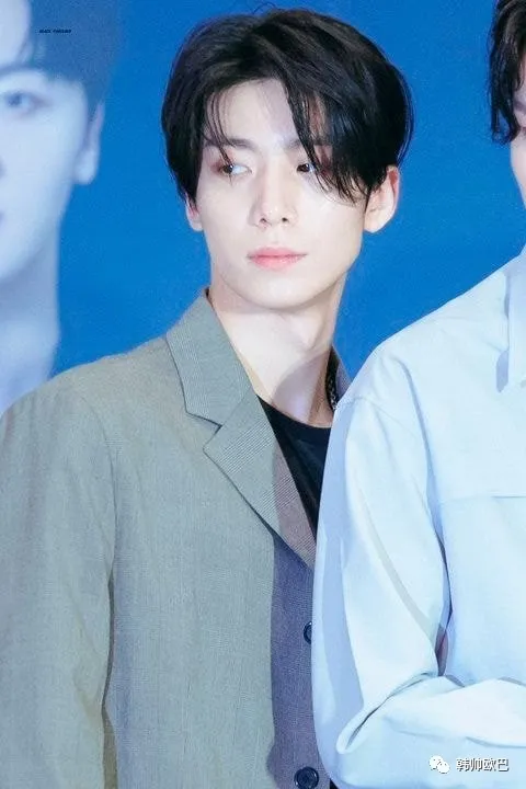 作为长发美男而出名的,演员相的这位男团爱豆