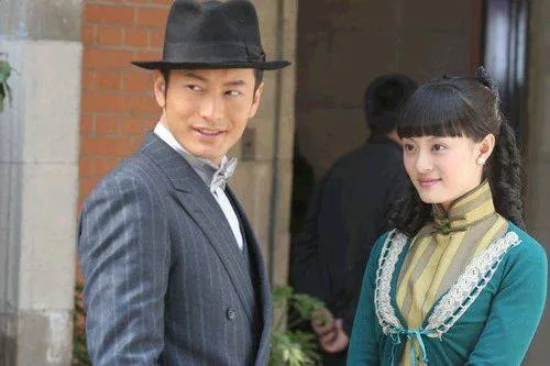 从不认父亲,到给父亲买房养老、力捧妹妹,遇