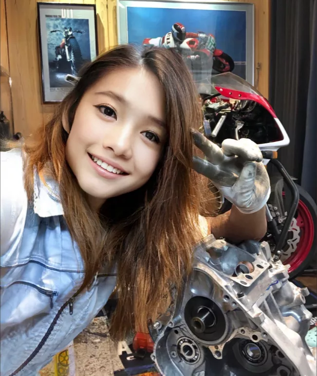 推特超人气日本“摩托美少女”,竟然是50岁大叔?粉丝们崩溃了