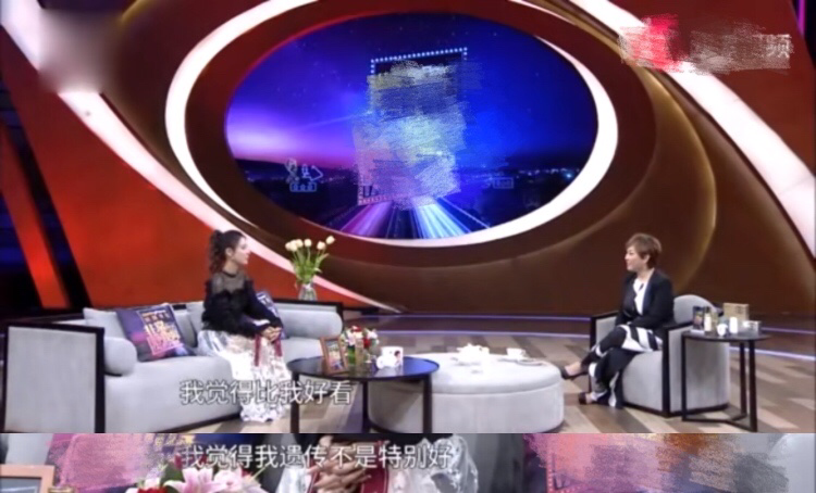 王思聪前女友家中热舞，腰太细裤子拿皮筋勒住