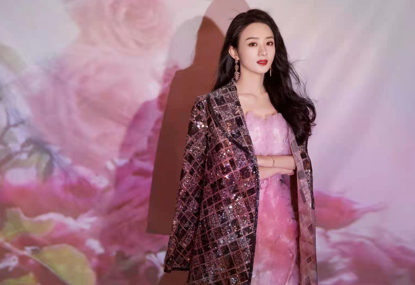 赵丽颖穿心形网纱裙，虽然是粉色但一改甜美气