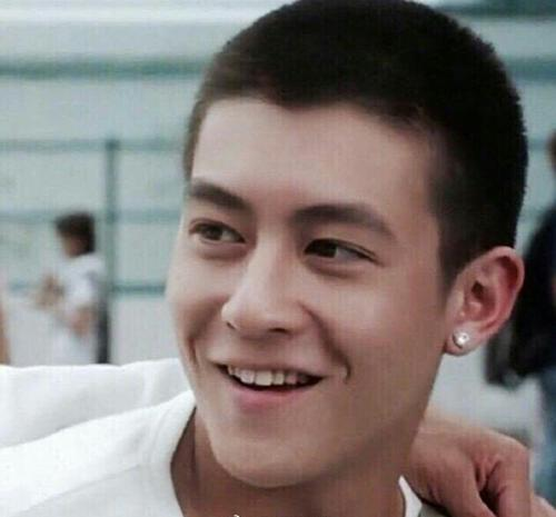 原来“陈冠希”只是艺名，得知他的本名后，网