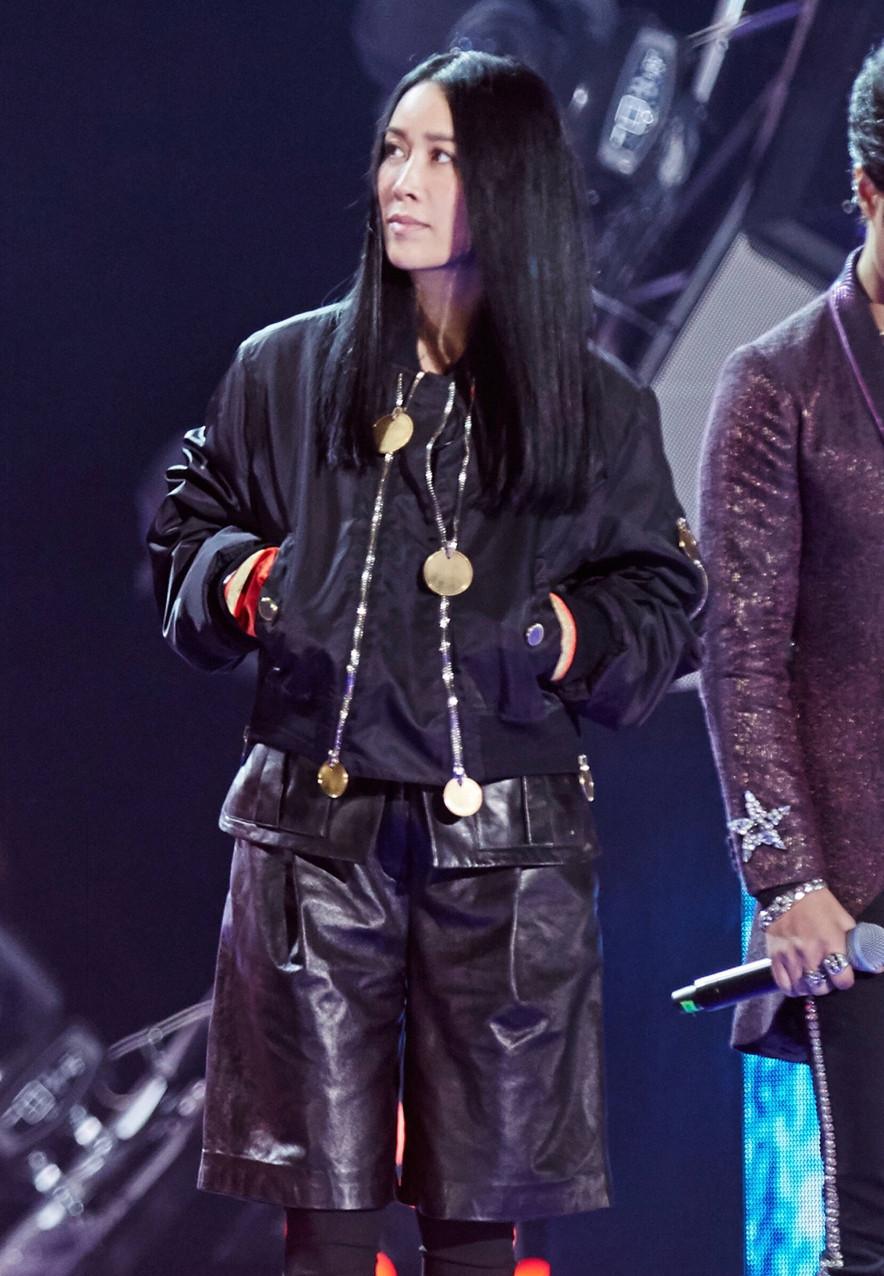 53岁那英短发近照曝光，因身材矮小遭网友点评：