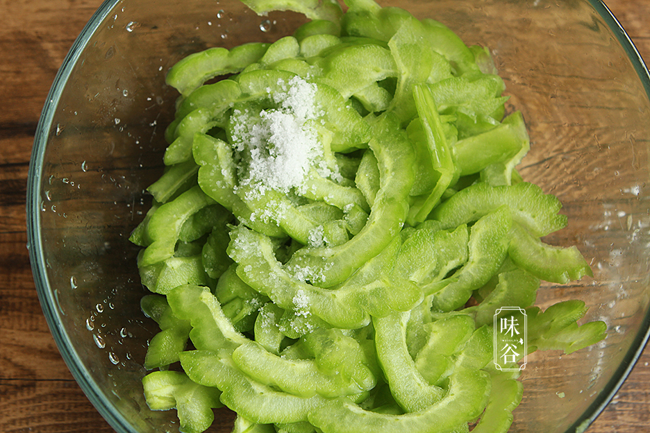 買苦瓜該怎麼挑？ 老菜農教你3招，苦瓜轉身變“甜瓜”，別買錯了