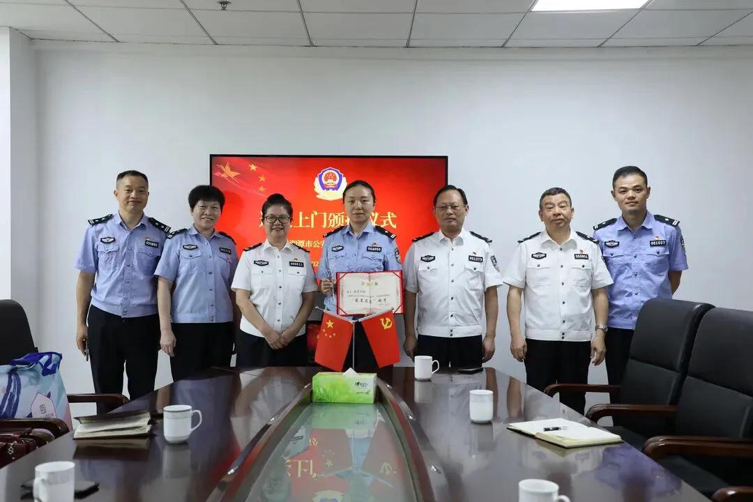 「暖警心，振士气」谢湘伶同志到高新公安分局为唐慧同志送奖上门