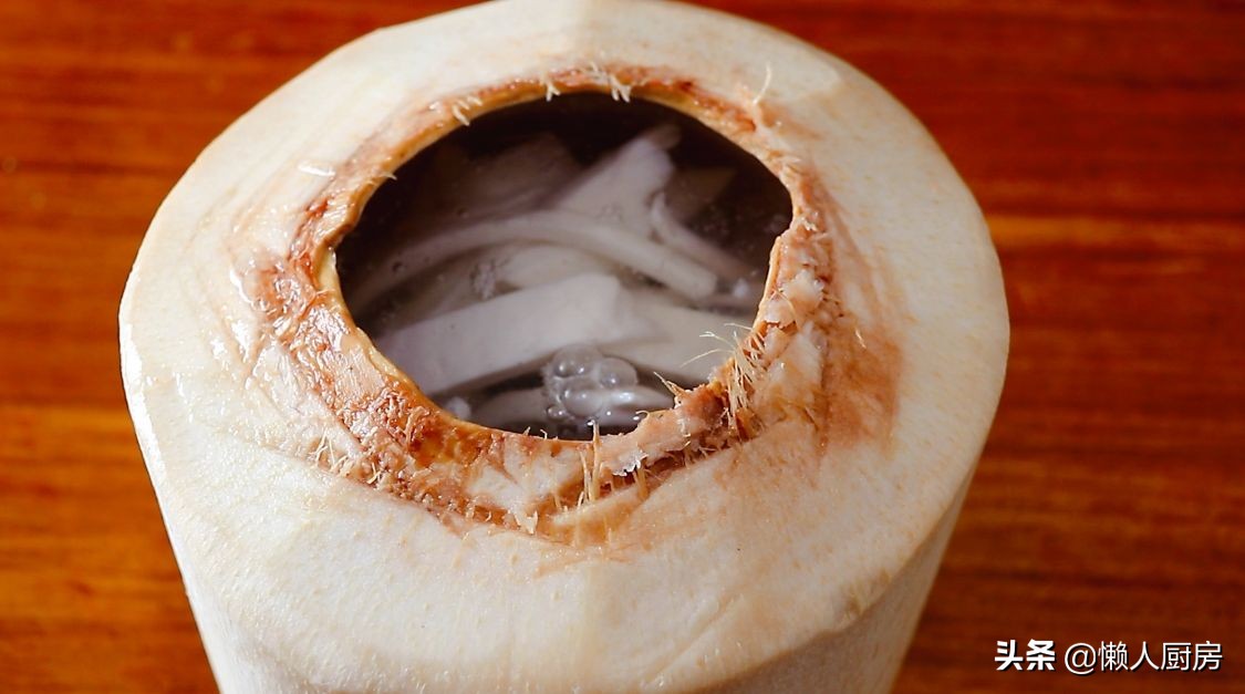 碰到這椰子別手軟，價格便宜，人人吃得起，塞進一隻雞，解饞