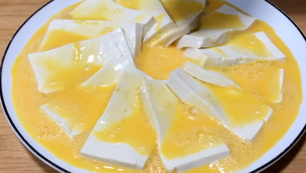 1塊豆腐，2個雞蛋，教你最近很火的雞蛋豆腐的做法，飯店沒得賣
