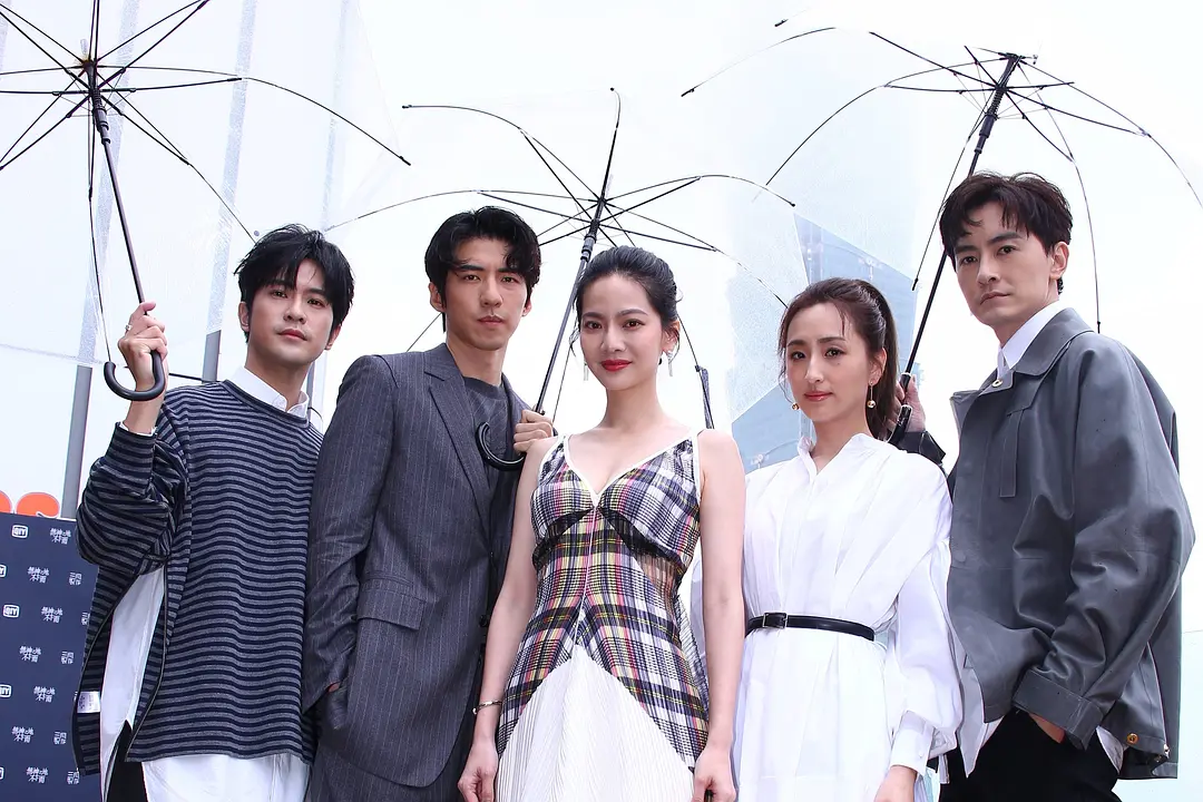 柯佳嬿曬慶生照，與賈靜雯蹲吃蛋糕接地氣，曾之喬發文送祝福