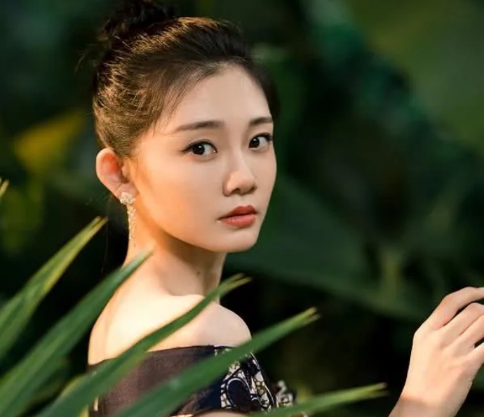 郑恺的现任前任：苗苗光脚跳舞火了，程晓玥却