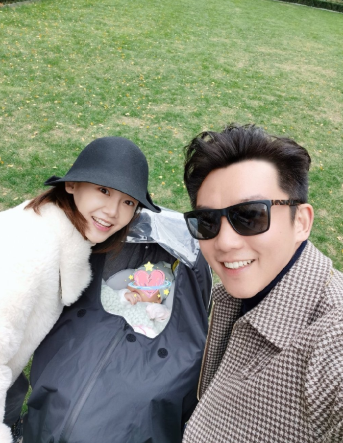 郑恺夫妇合体为女儿庆百天，给娃拍照画面温馨