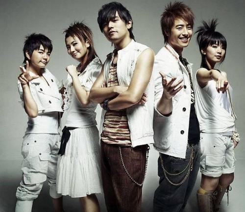 潘玮柏突然官宣结婚，周杰伦撒花为他庆祝，网