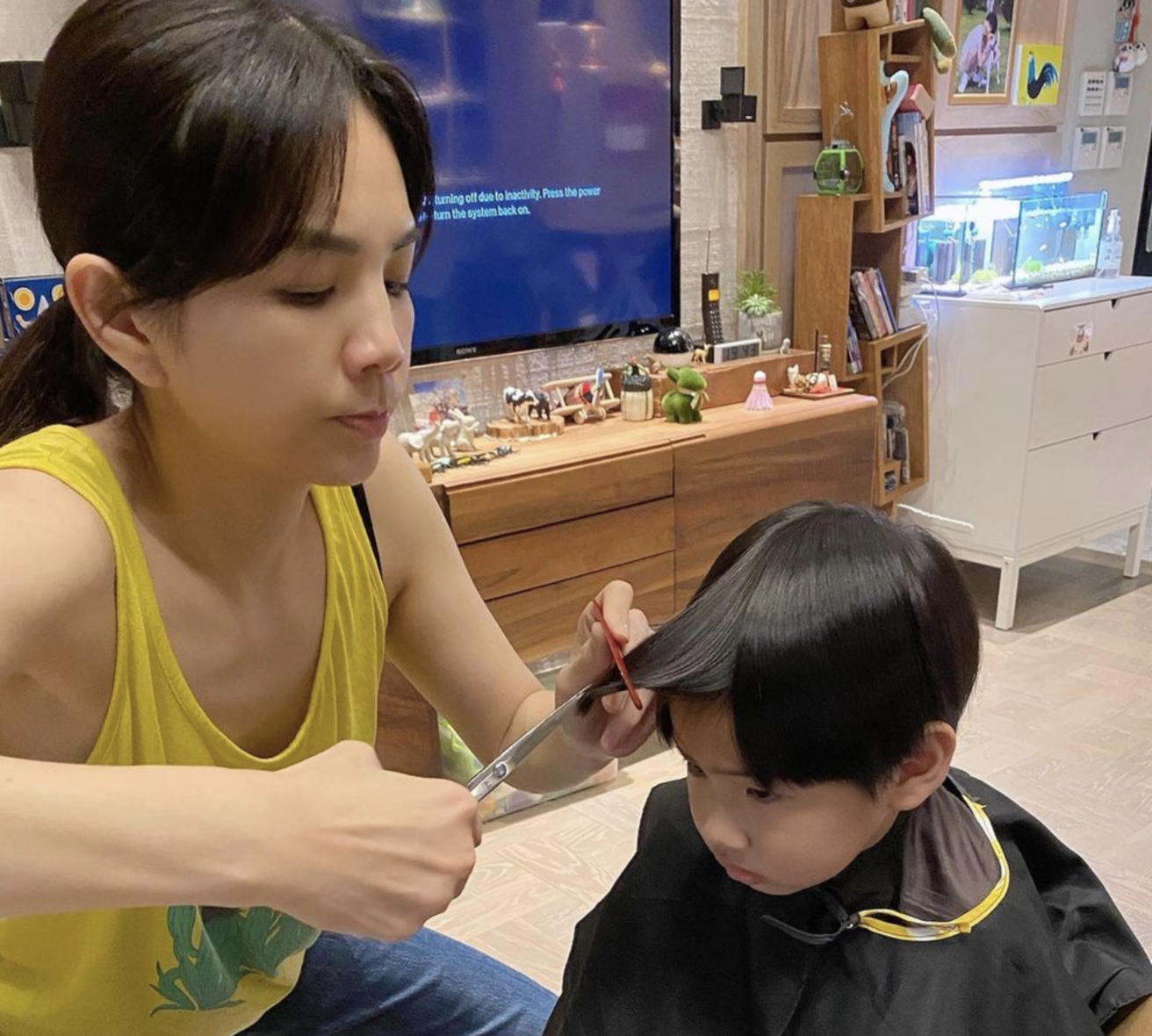 Ella亲自操刀给儿子理发，意外曝光豪宅内景，拥挤但很温馨