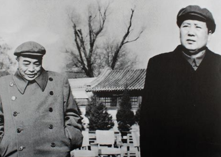 毛岸英牺牲后，毛主席曾离京休养，后来清理他遗物时，发现一柜子