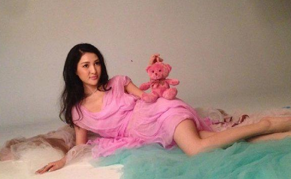“炫富鼻祖”郭美美浪荡史，和她背后的富豪干爹们