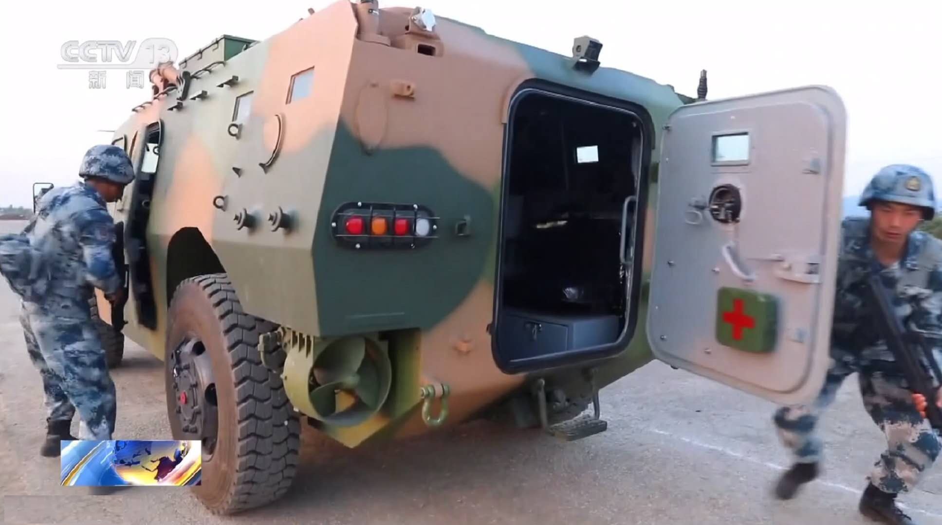 首批轮式装甲车列装我军空降兵，可三车连投，