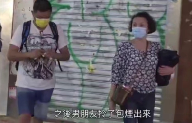 张柏芝59岁妈妈与男友同框现身，共吸一支烟，曾