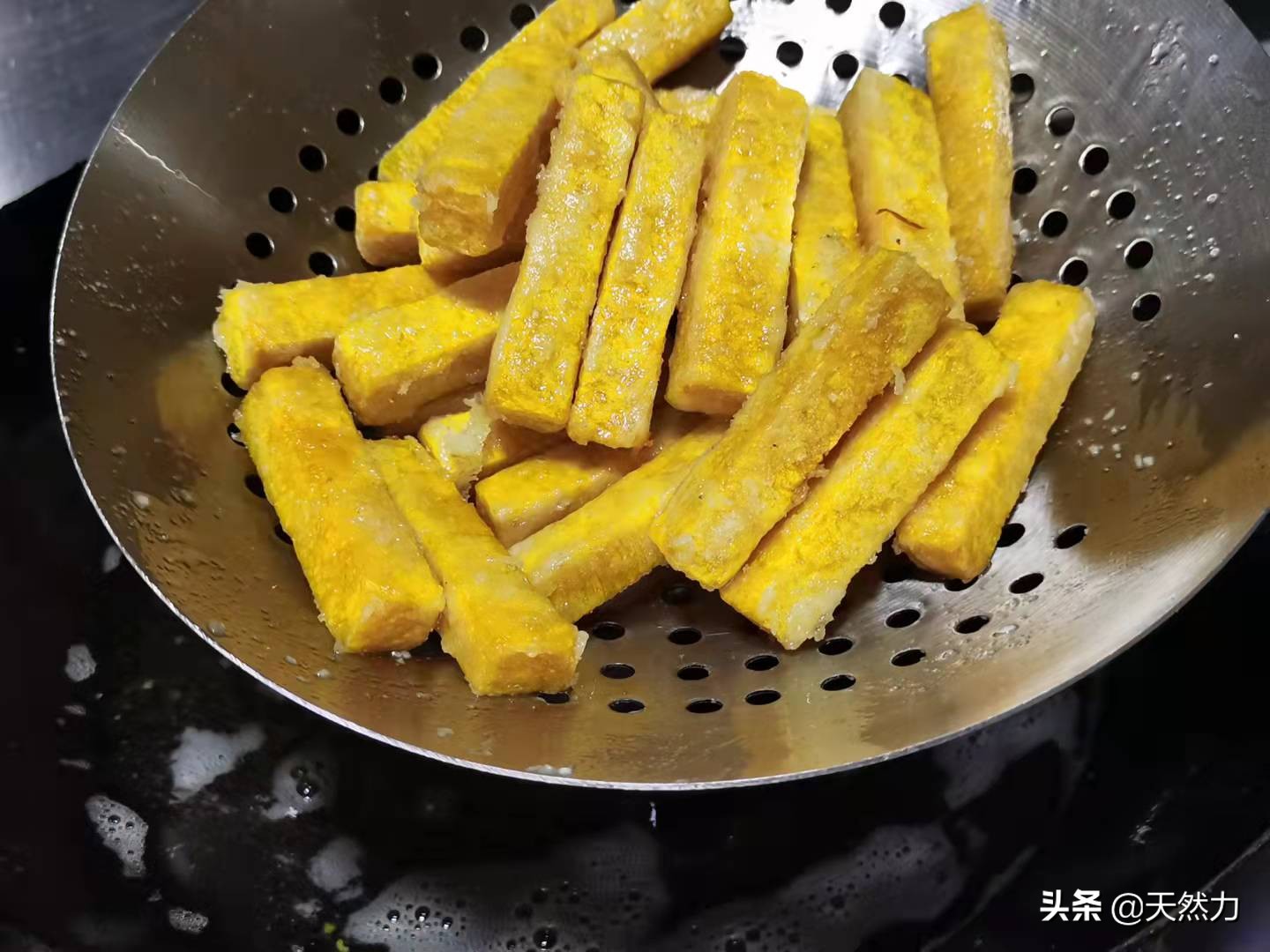 在家也能轻松做出广东名菜蛋黄焗南瓜，详细经验干货做法，收藏了