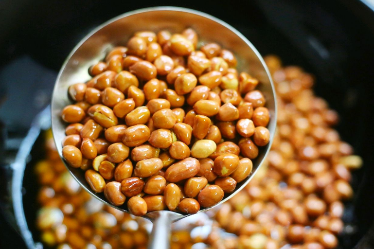 炸花生米，下油锅前多做一步，花生米不易糊更酥脆，比直接炸好吃