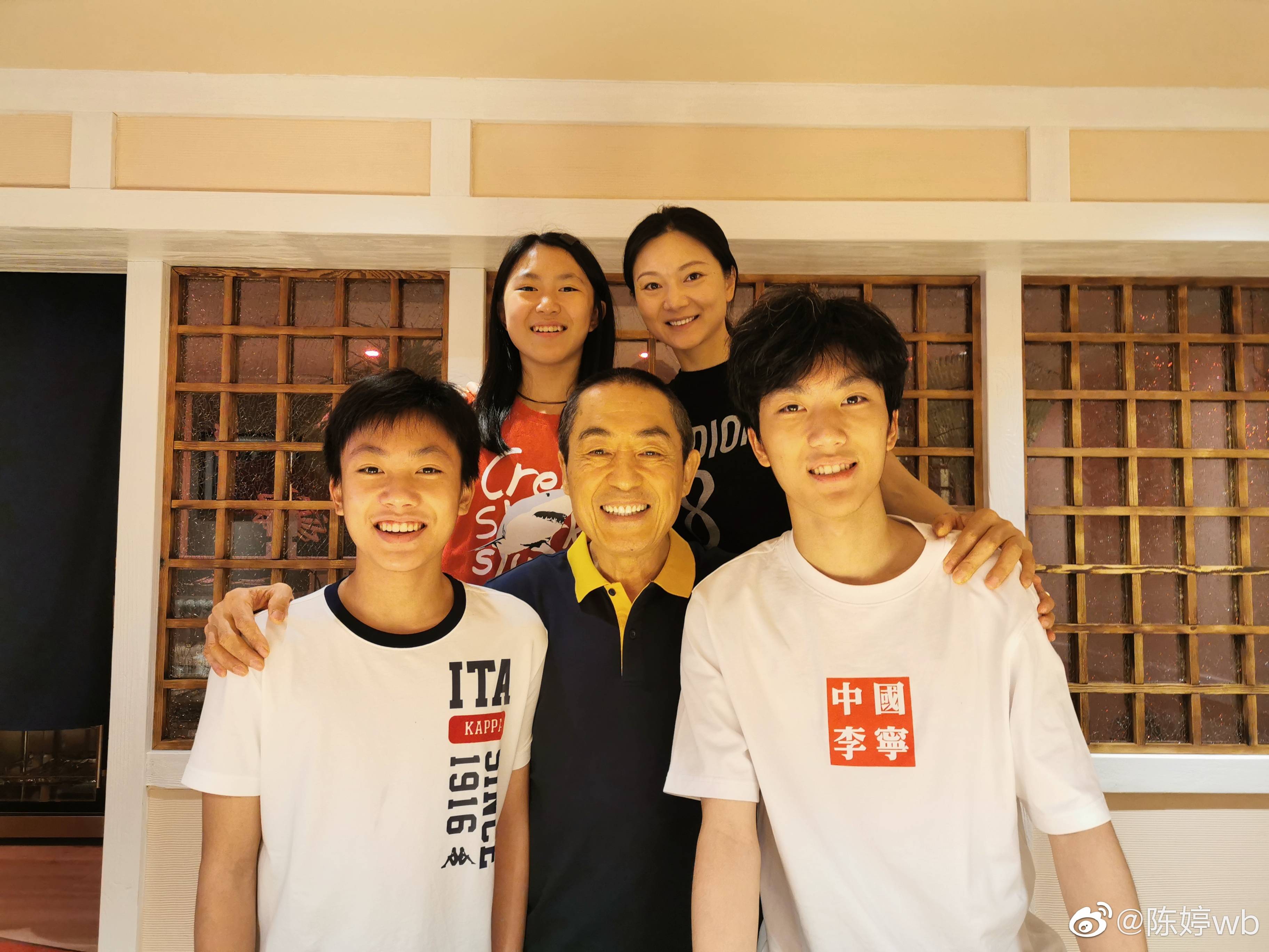 张艺谋妻子陈婷晒全家福，一家五口幸福洋溢，三个子女都是高颜值