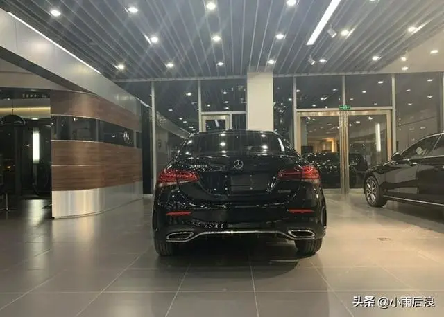最新款奔驰30天卖出7279辆，从21万跌至14.68万，你