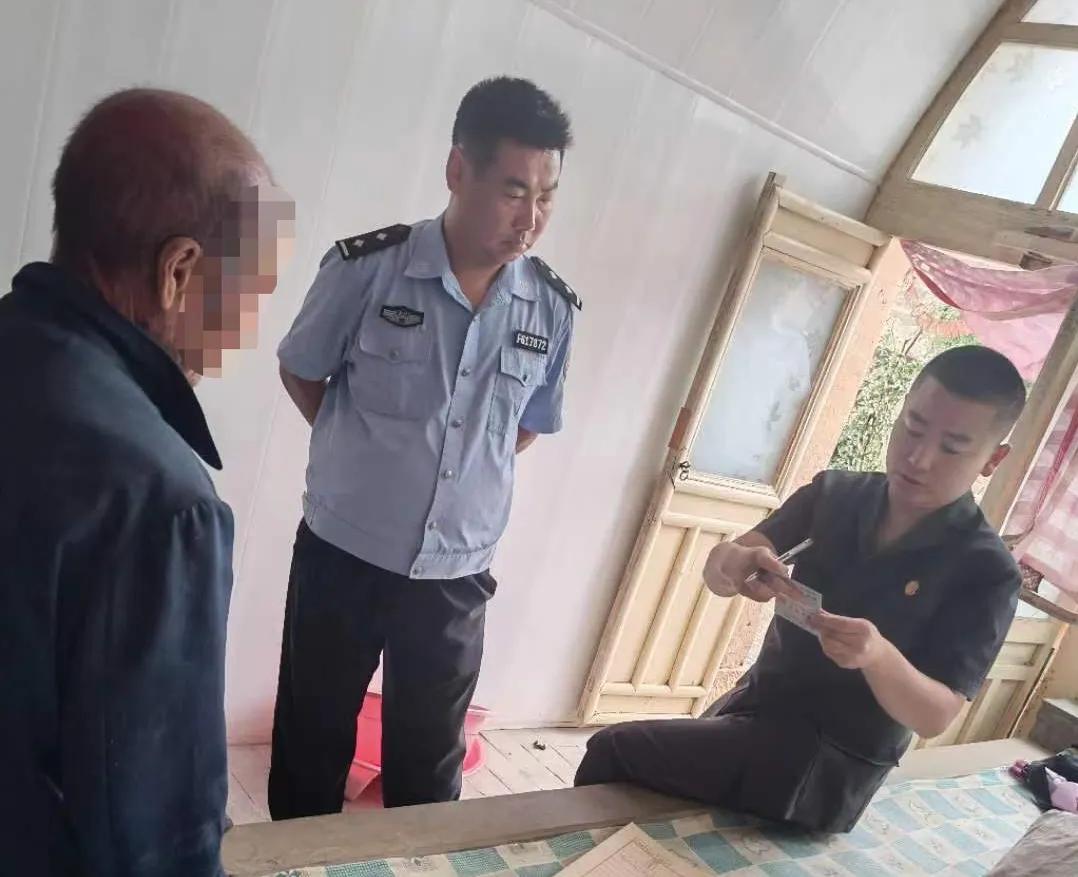 【我为群众办实事】绥德法院冒雨上门为八旬老人兑付执行款