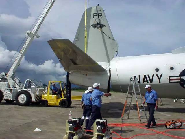 2001中美南海撞机事件，美方道歉信六易其稿，美机被大卸八块