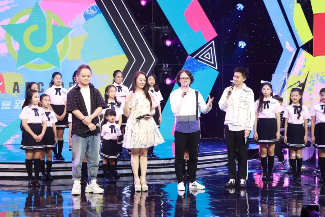 几位导师在节目中共同表演《新声有范》第六季收视指南:嘉佳卡通卫视