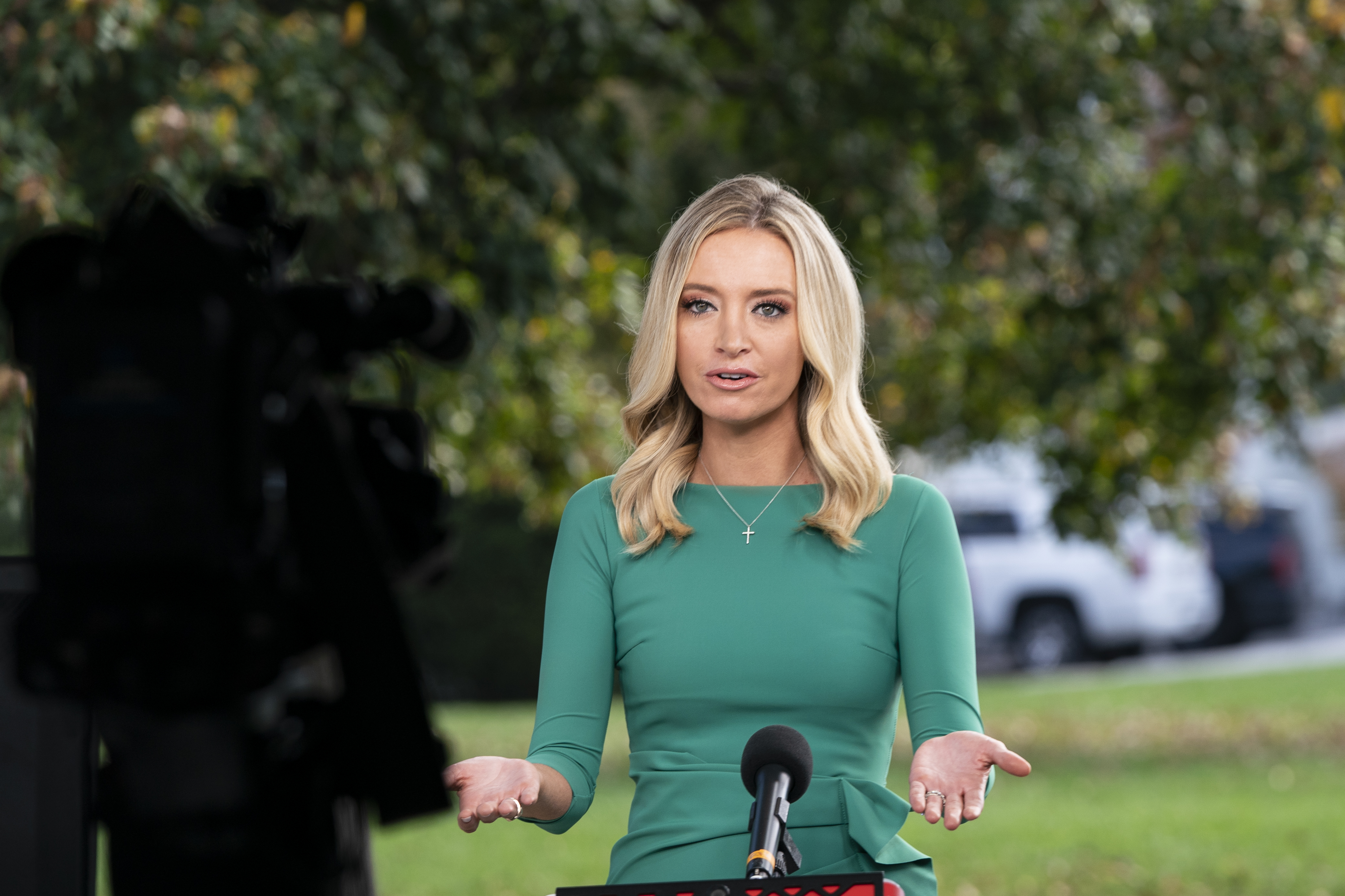 蓬佩奥加盟福克斯电视台，大嘴巴装扩音器，赵