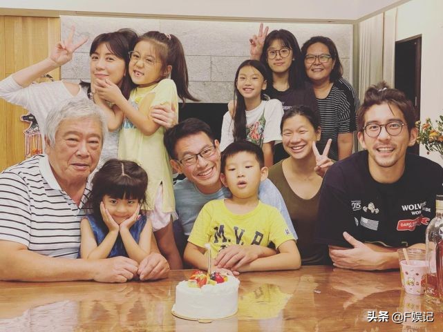 三代同堂的合影很温馨！贾静雯携3位女儿为修杰楷庆祝父亲节