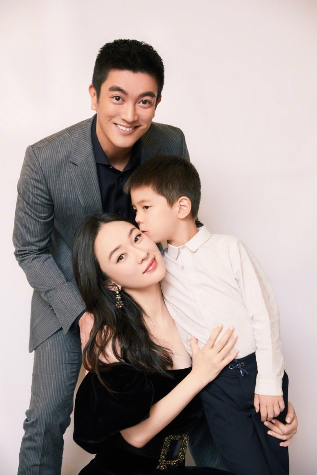 霍思燕夫妇带嗯哼出游，杜江牵着小女孩父爱大发，再被怀疑有二胎