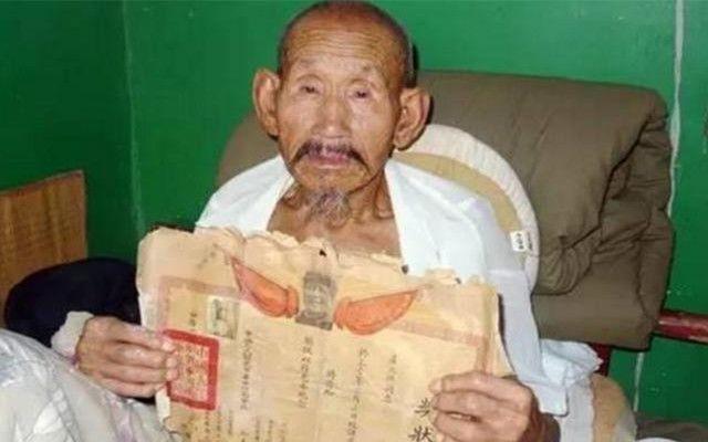 河南9旬老人去世，子女在遗物中翻出一