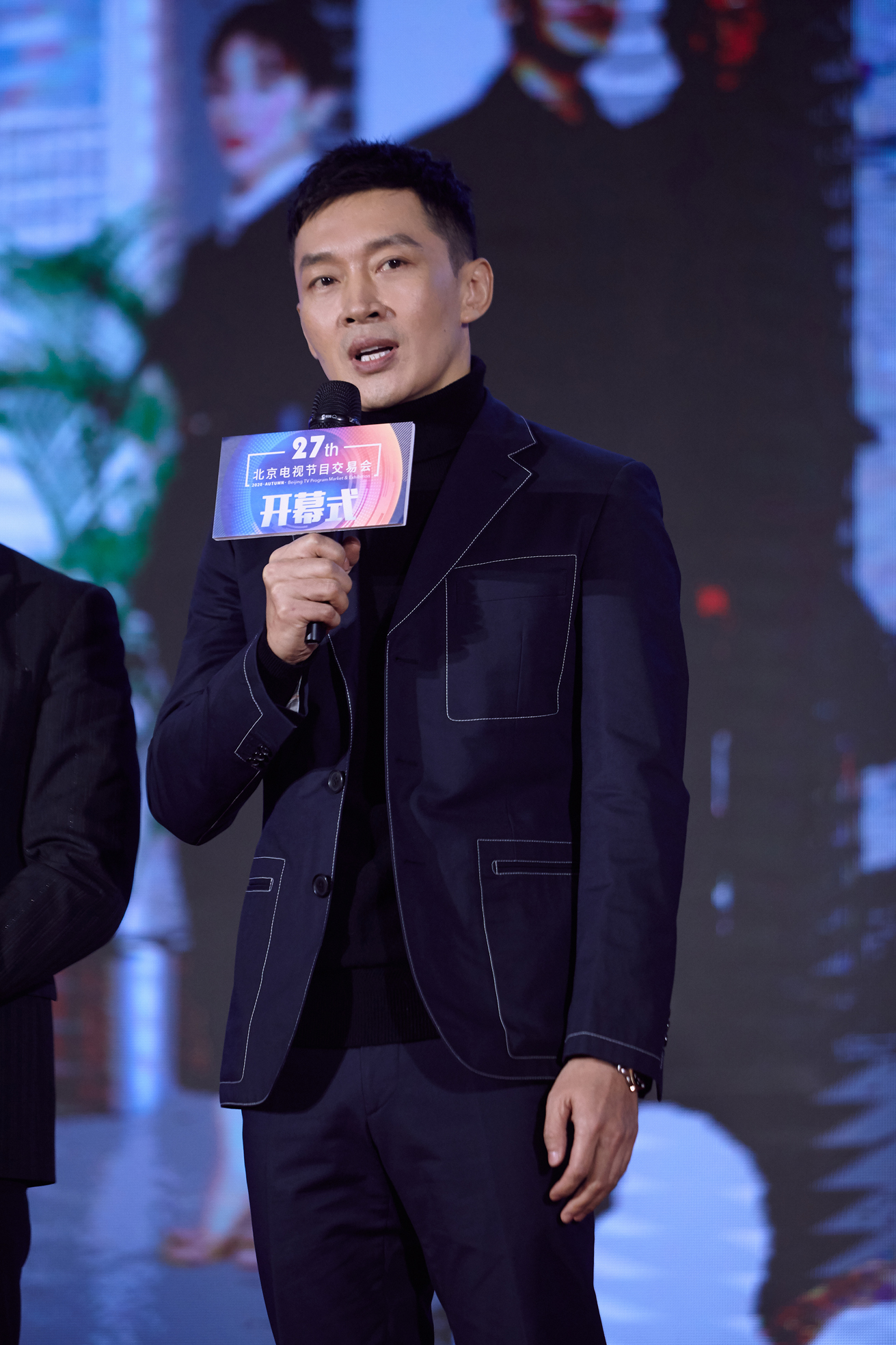 现实主义题材剧《权与利》亮相秋交会蒋雯丽郭晓东携手&ldquo;暖民心&rdquo;