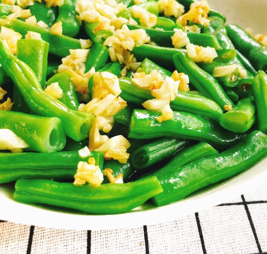 Gourmet home cooking recommendations: Stir-fried tofu with celery and mushrooms, fresh and tender green beans, chili melanin chicken