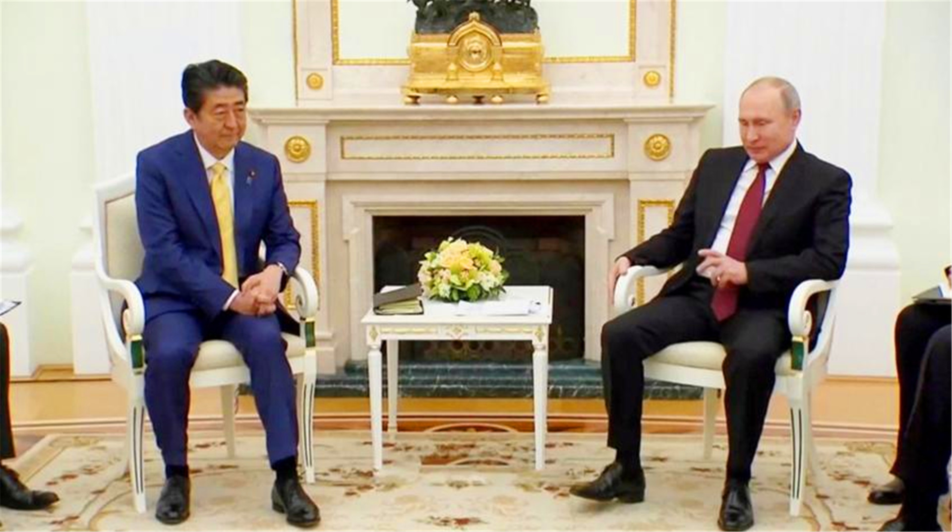 俄罗斯终于让步？只要安倍答应两个条件，就同意归还日本2个岛屿