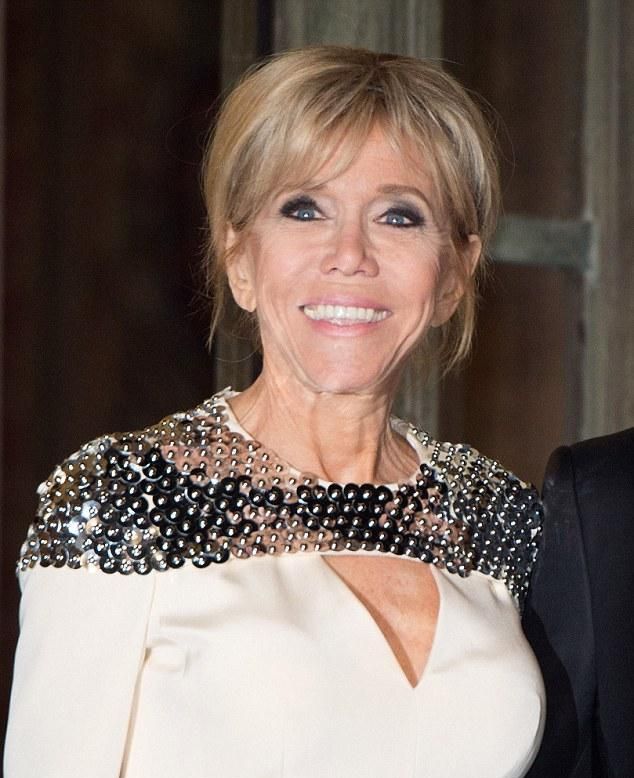 布丽吉特挽起头发惊艳了！穿水钻白裙太美，可