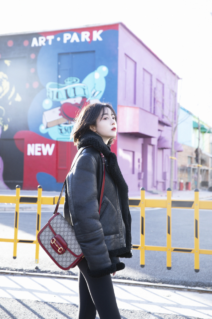 黑色系春季穿搭，如何用简单的黑色，打造出个人的穿搭风格