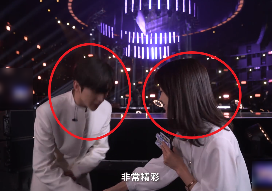 Ice of ice of Cai Xukun king is the same as casing first degrees, the station has Cp to feel very much together, this height needs 2 people I look however be stupefied