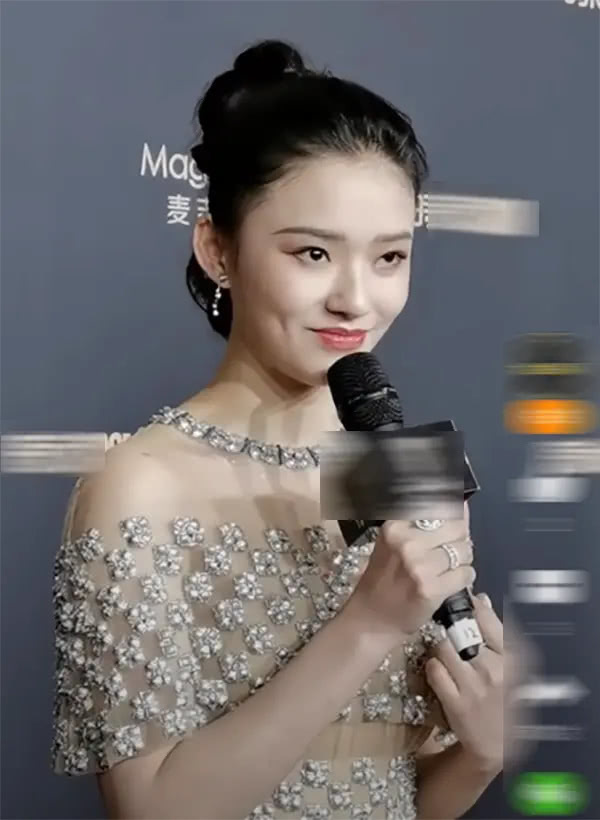 明星离开精修，刘诗诗眼角纹明显，林允胖了一