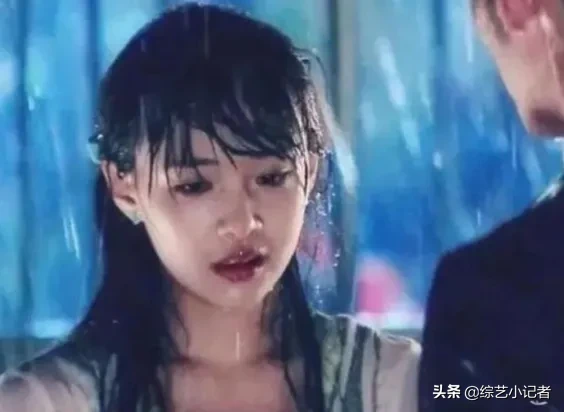 明星“淋雨”哪家强？热巴侧颜，郑爽心疼，看到她：什么鬼