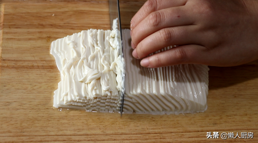 豆腐切絲，與皮蛋絕配，這樣做成湯羹，細膩爽滑，營養又美味